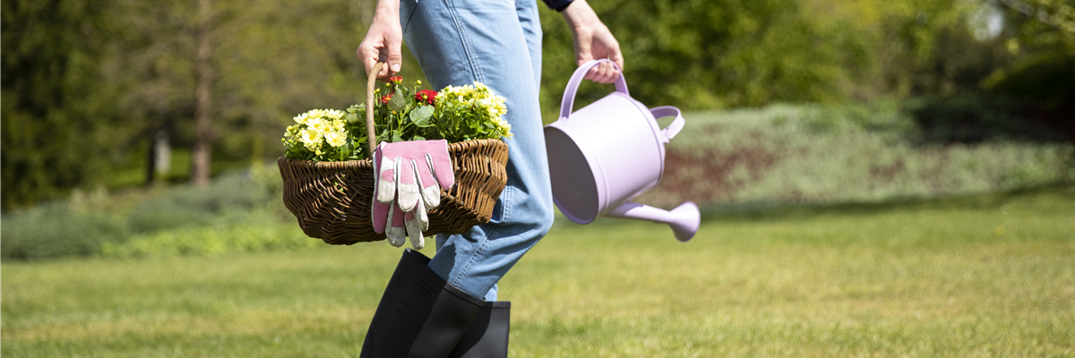 Frau bei der Gartenarbeit