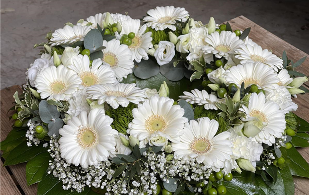 Trauerkranz-weiss-Gerbera-Baumer.JPG